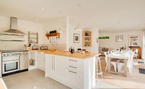 Photo of 6 Bed in Salthouse