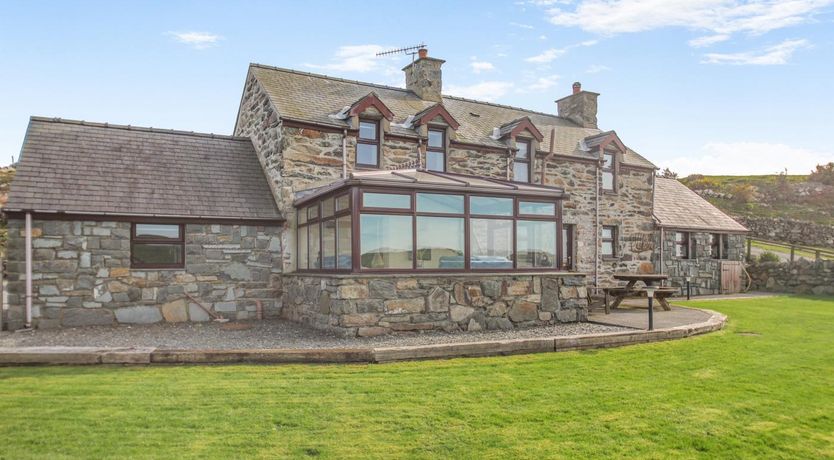 Photo of 4 Bed in Morfa Bychan