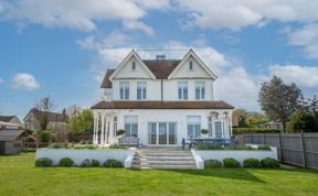 Photo of 8 Bed in Kessingland