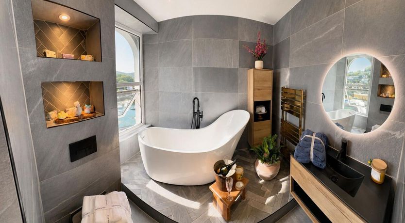 Photo of 4 Bed in Looe