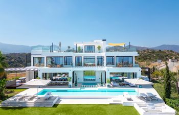 Sunlit Crown Holiday Home