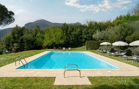 Photo of elegant-tuscan-courtyard