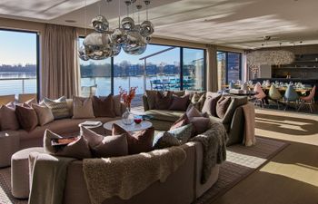 The Glass Lakehouse Holiday Home
