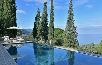 Crystalline Tide Holiday Home