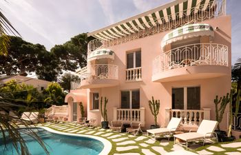 Elegant Rose Holiday Home