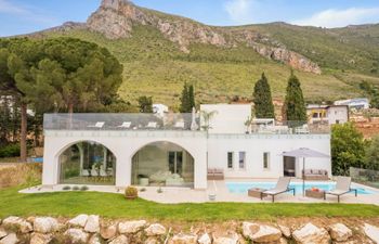 Upon The Sicilian Hills Holiday Home