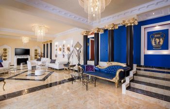 Take Me To The Palace Holiday Home