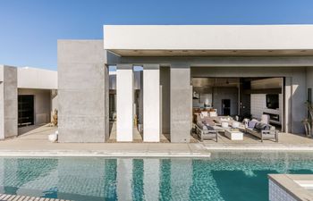 Glass & Shadow Holiday Home