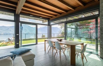 Glass & Como Holiday Home