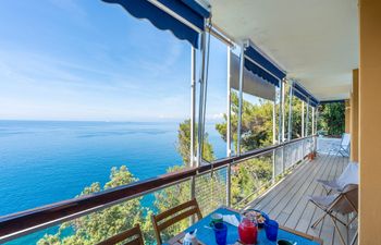 Moon Horizon Holiday Home