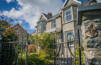 The Farm House Holiday Home