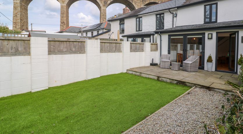 Photo of Anneth Lowen