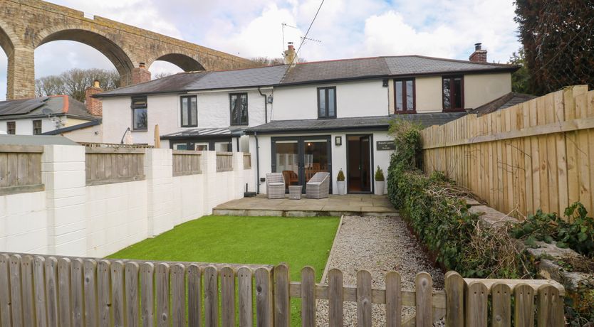 Photo of Anneth Lowen