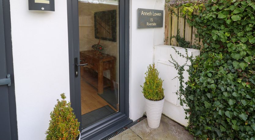 Photo of Anneth Lowen