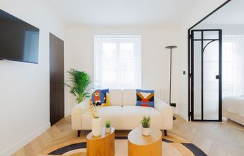 Cityscape Modern Holiday Home