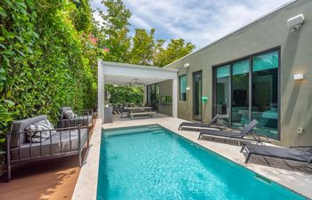 Contemporary Horizon Holiday Home