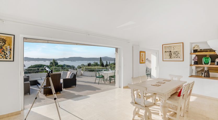 Photo of Riviera Style