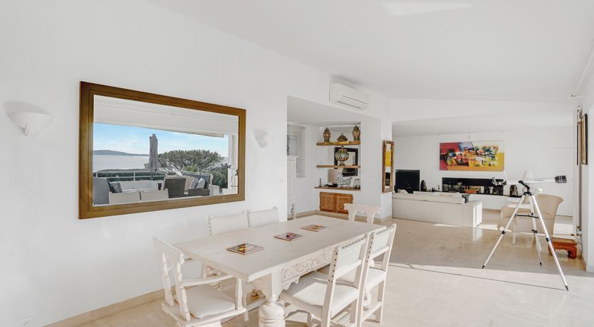 Photo of Riviera Style