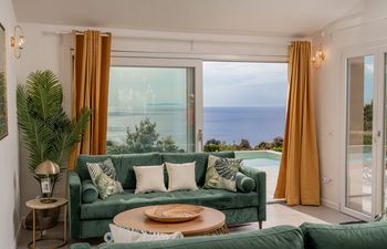 Charming Outlooks Holiday Home
