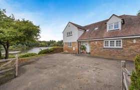 Photo of 5-bed-in-battle