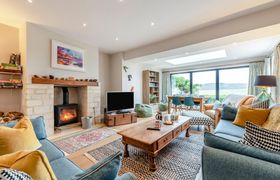Photo of 4-bed-in-west-down-1