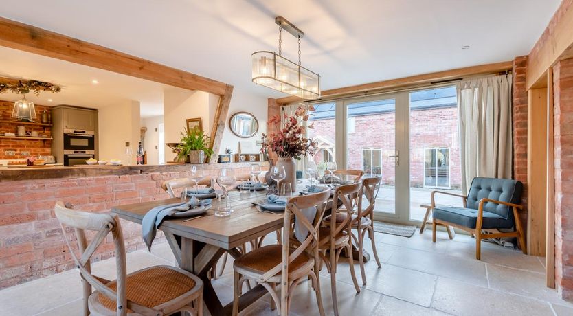 Photo of 4 Bed in Moccas