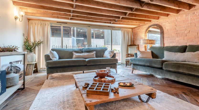 Photo of 4 Bed in Moccas