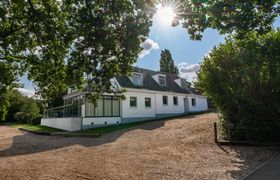 Photo of 5-bed-in-seaview-1