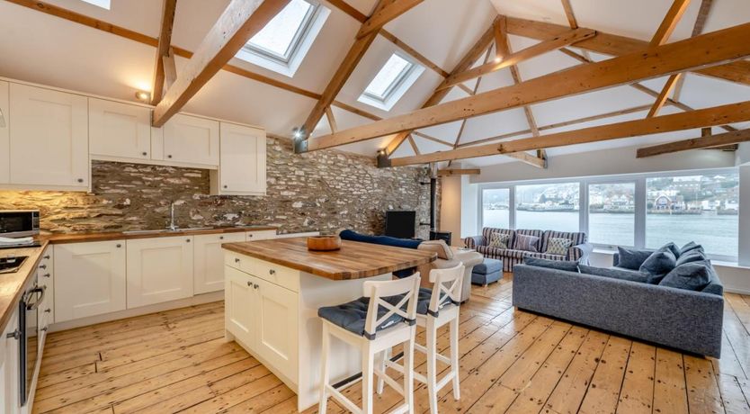 Photo of 6 Bed in Dartmouth