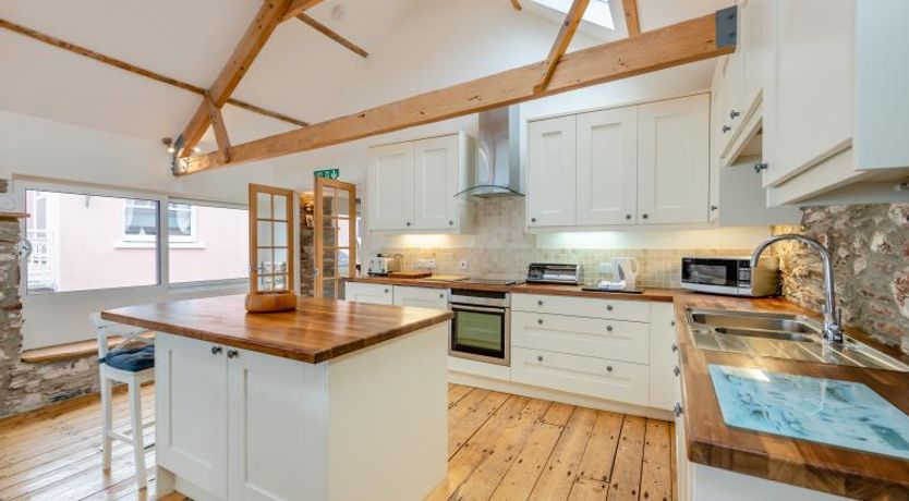 Photo of 6 Bed in Dartmouth